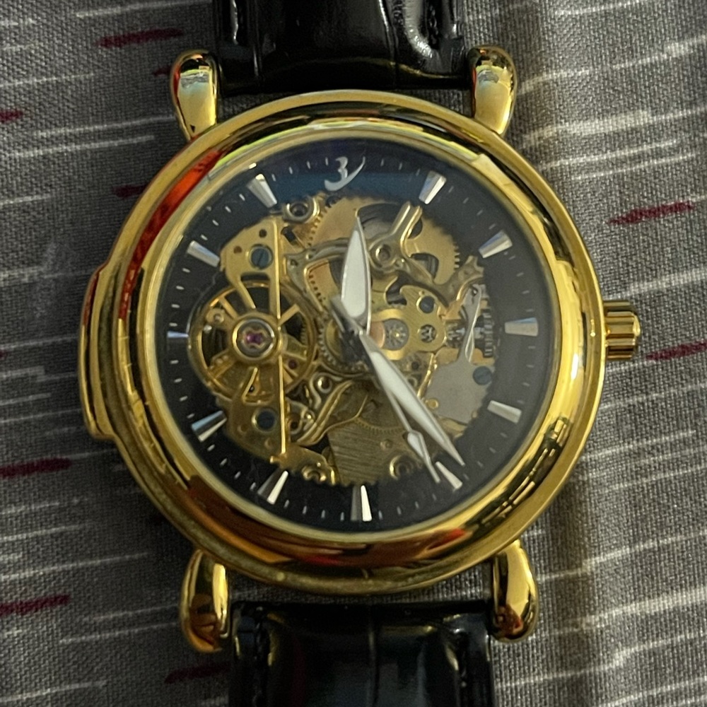Beautiful flent mechanical watch